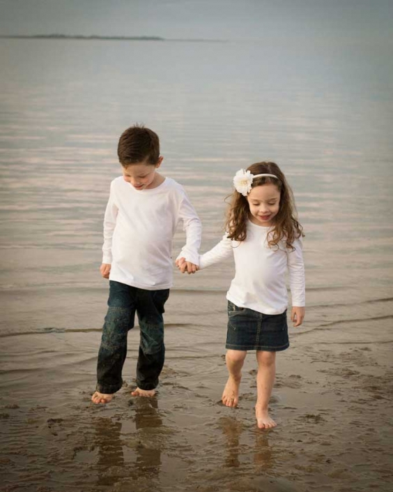 stunning sibling photography ideas by the sea