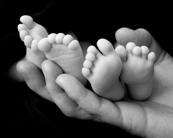 twin newborn tiny feet